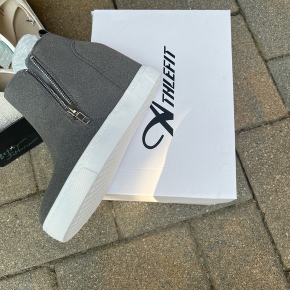 Brand new inbox. Wedge shoe. - Picture 2 of 2